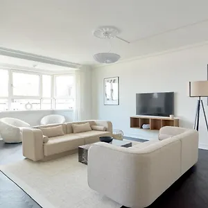 Beautiful 3 Bedroom Near Shopping & Metro Apartment