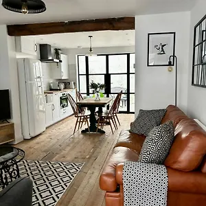 stunning-3-bedroom-2-bathroom-cottage-with-patio.brighton-hotels-england.com/